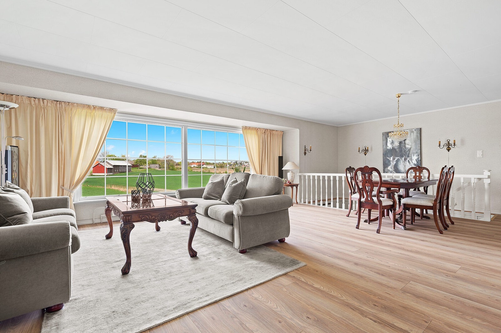 I hovedstuen er det romslige omgivelser til salong og spisestue Galleribilde