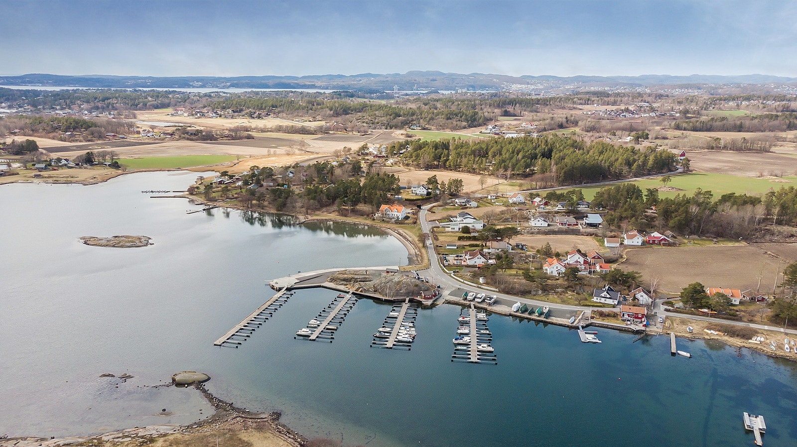 Bjønnes ligger bare noen få hundre meter unna Galleribilde
