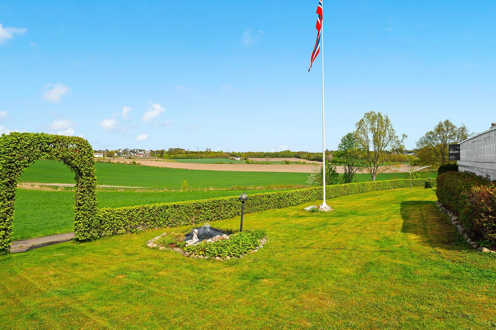 Eiendommen er omkranset av en flott hekk Galleribilde