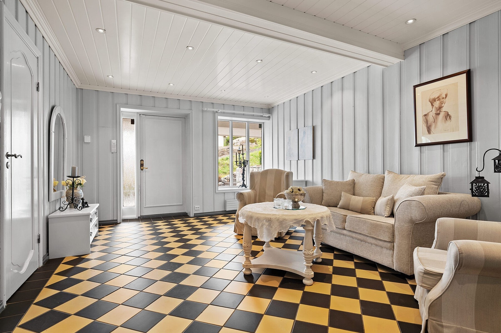 Romslig inngangshall med flislagt gulv med varmekabler Galleribilde