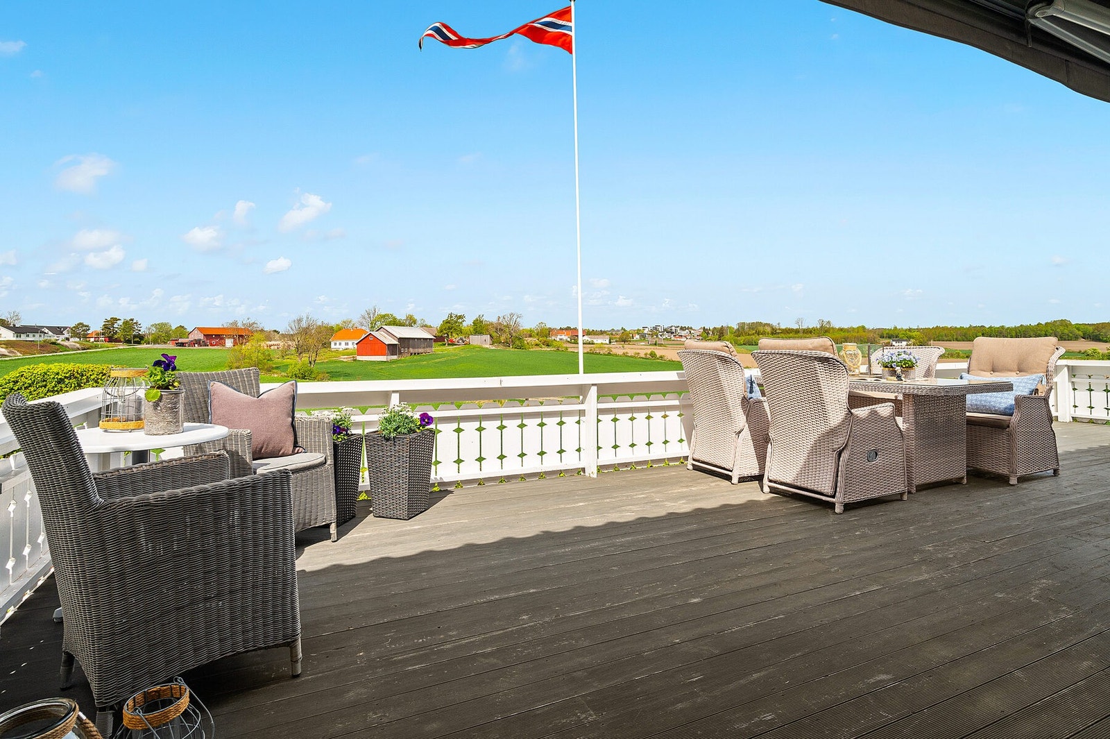 Det er store terrasser på til sammen nesten 70 kvm Galleribilde