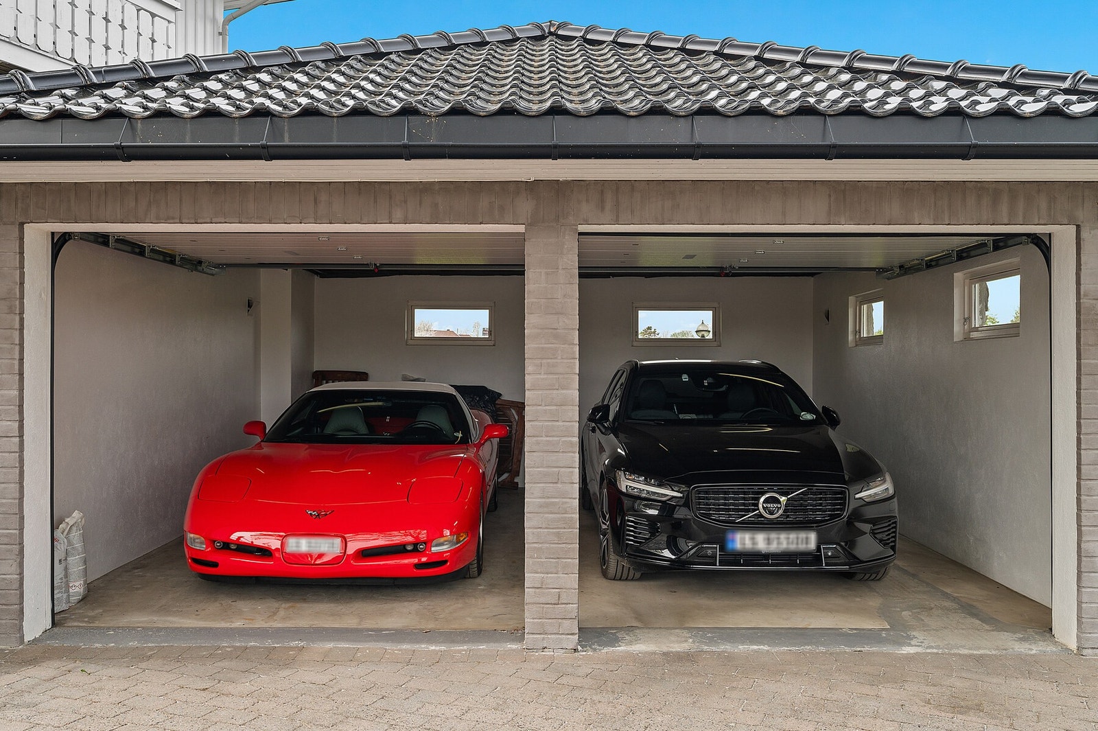 Dobbel garasje med elektriske leddporter Galleribilde