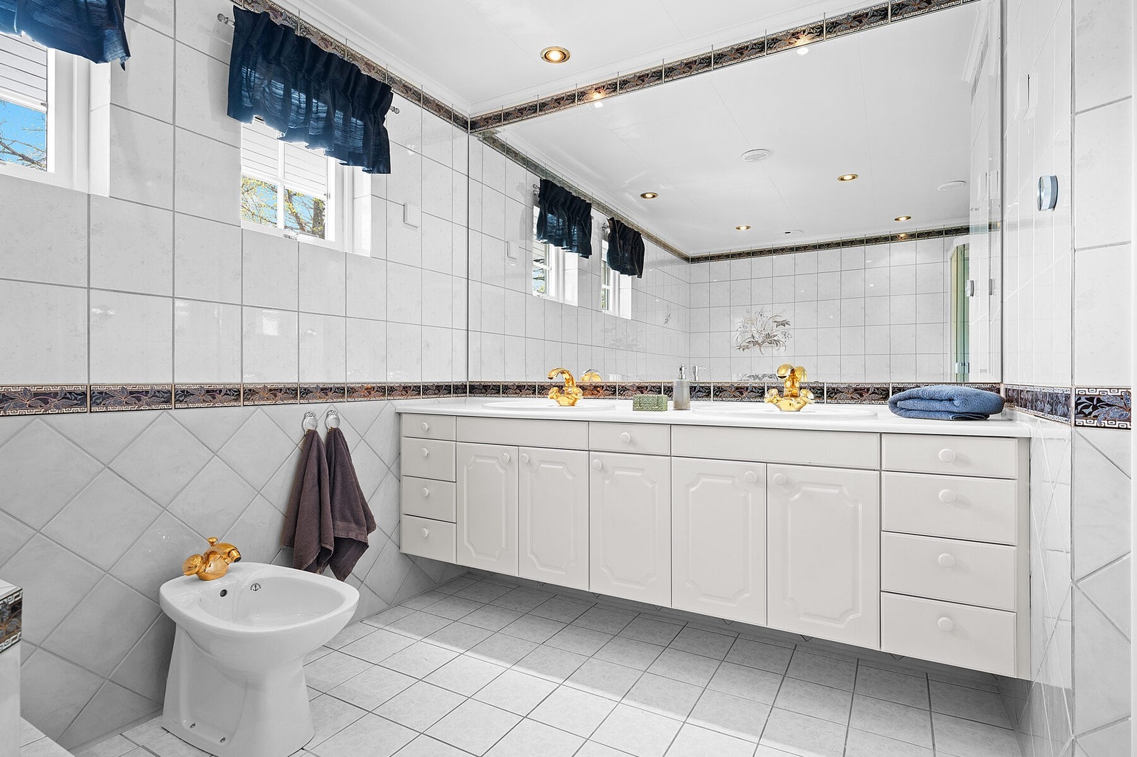 Badet er flislagt og har varmekabler i gulv Galleribilde