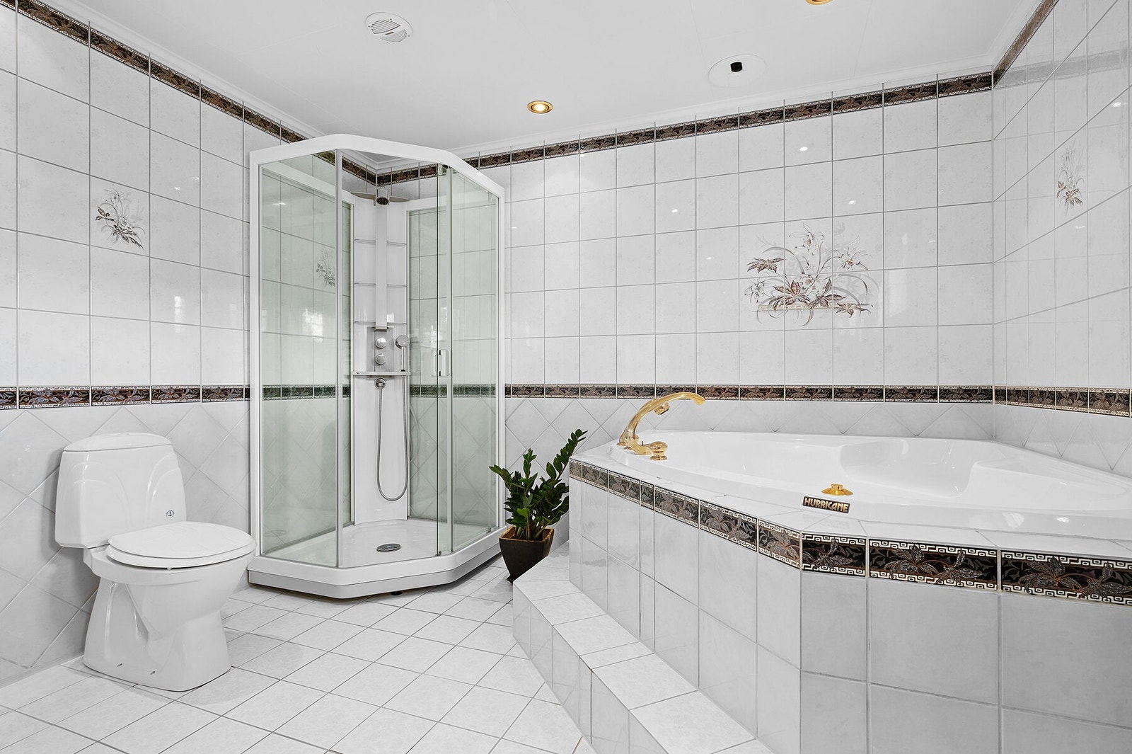 Badet har innebygget boblebad, dusjkabinett og toalett Galleribilde