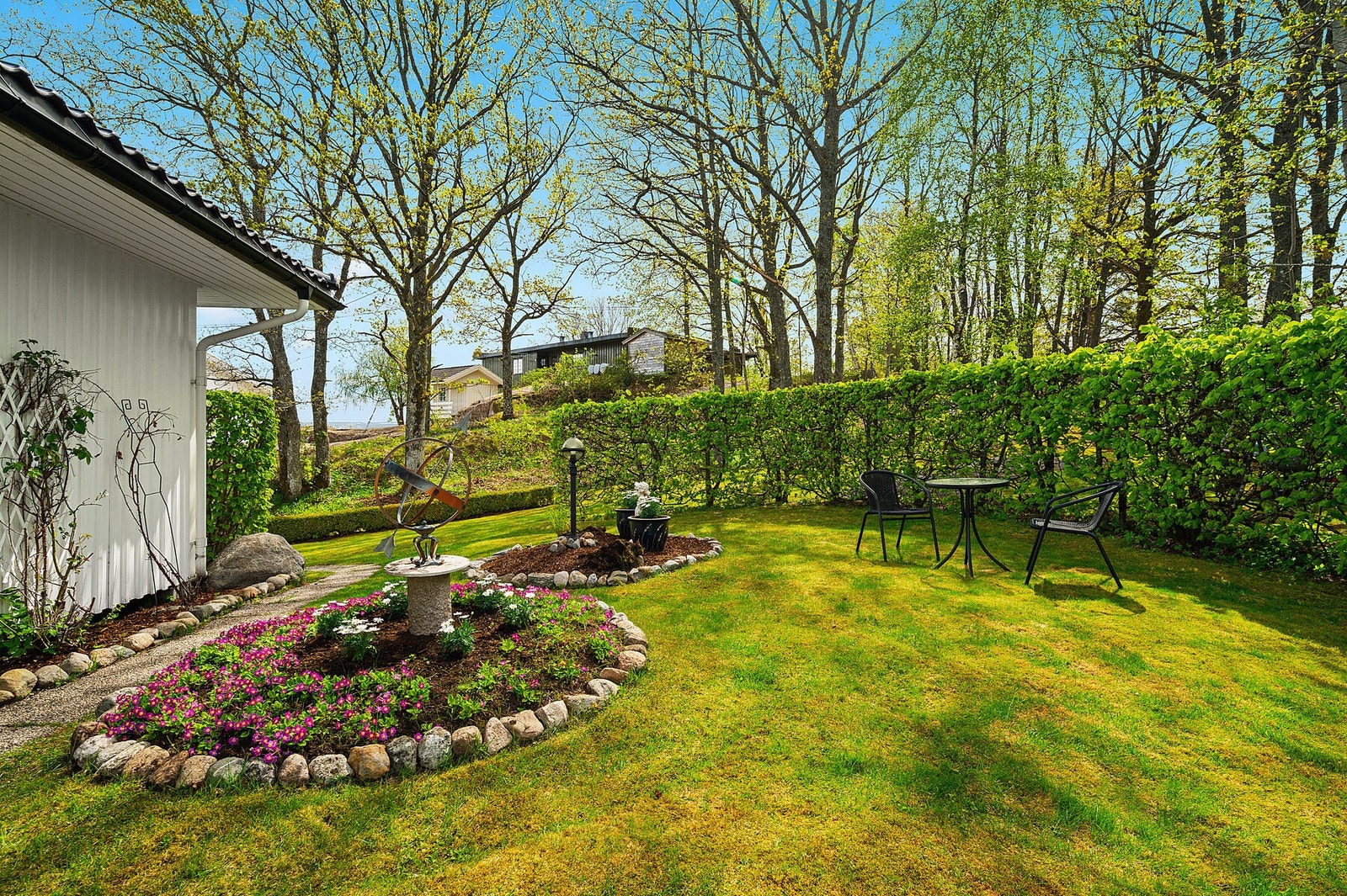 Hagen er pent opparbeidet med bedd og blomster Galleribilde