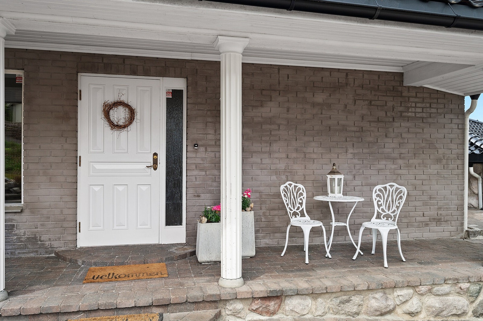 Inngangspartiet er overbygget, med plass til en sittegruppe Galleribilde