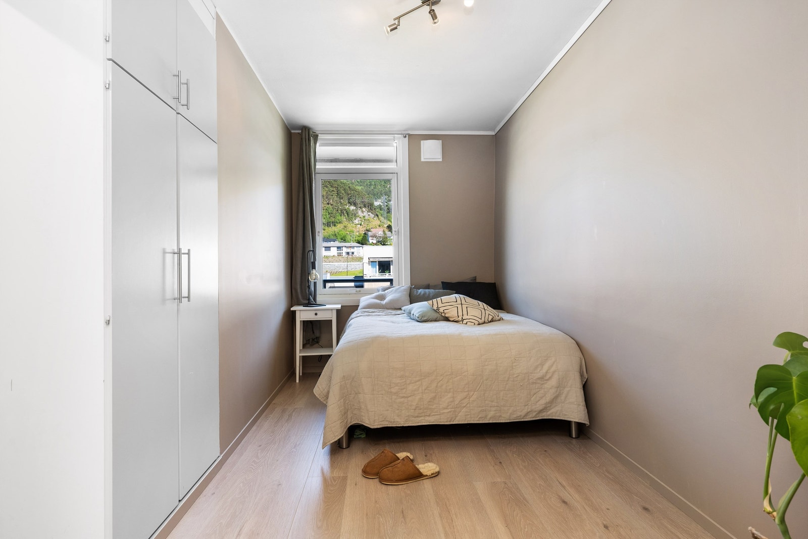 Soverom nr 2. Fin plass til dobbeltseng og plassbygd garderobe. Galleribilde
