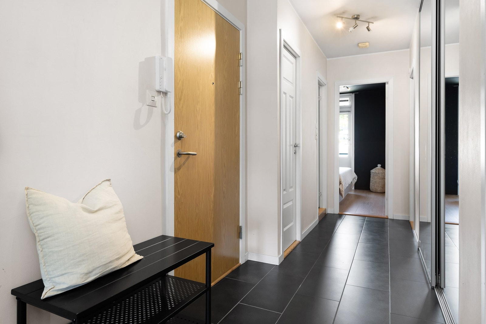 Gangen har også stor skyvedørsgarderobe. Galleribilde