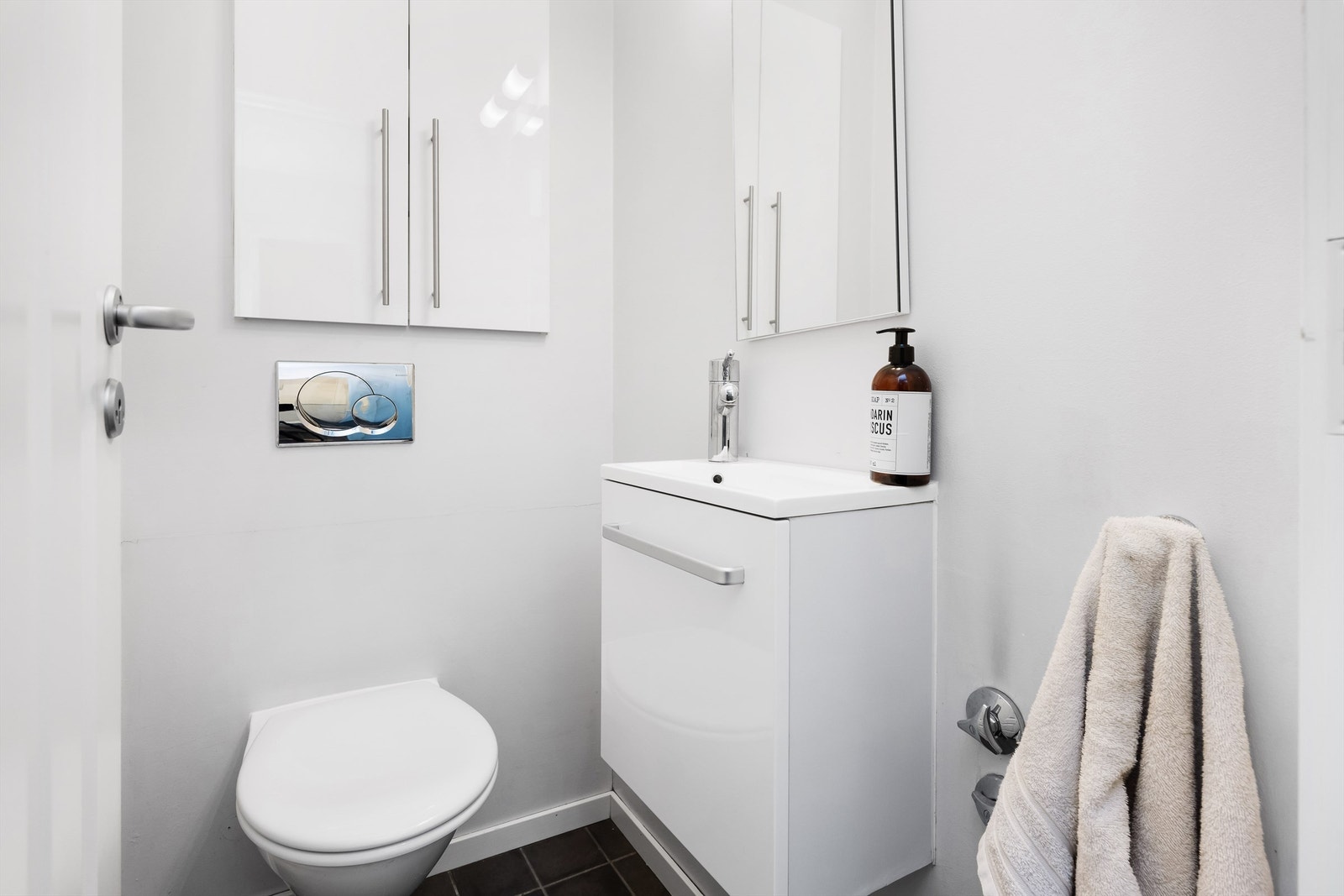 Toalettrom med fin oppbevaringsplass. Galleribilde