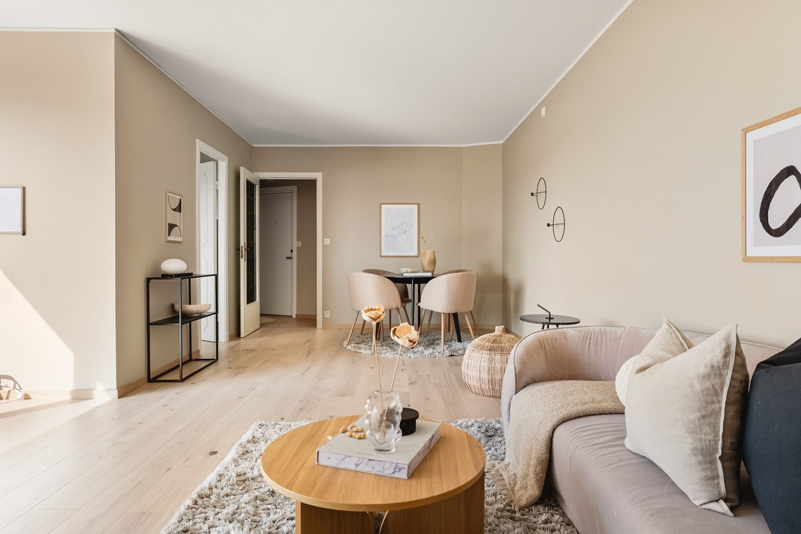 Det er god plass til innredning med både sofa- og spisegruppe i stuen. Galleribilde