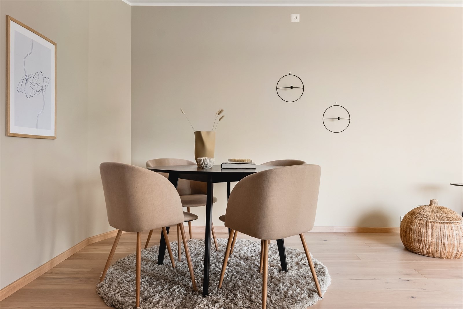Det er plass til spisebord av ønsket størrelse i stuen. Galleribilde