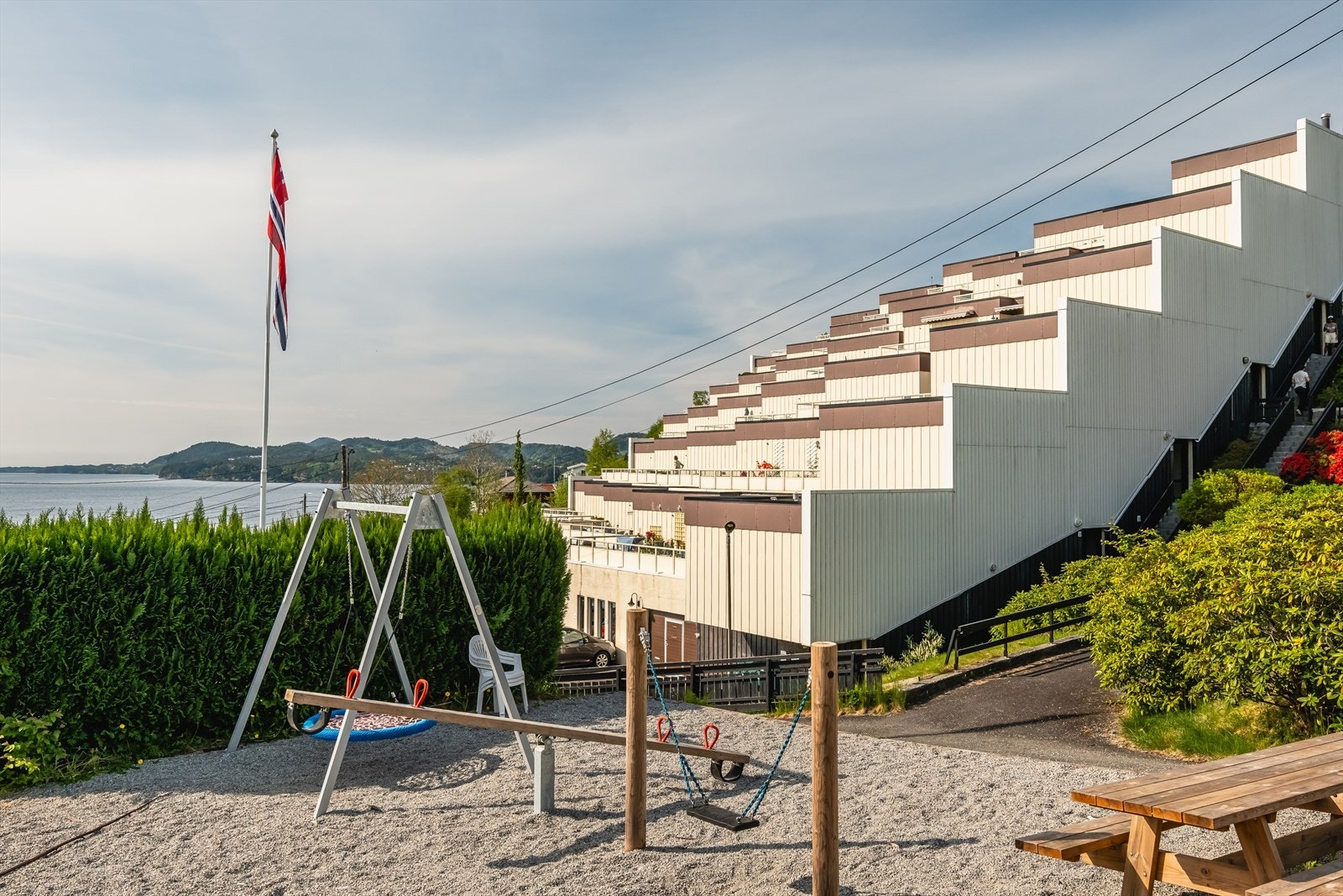 Her er det godt å bo i alle livsfaser. Trappefri vei leder opp til leilighetens inngangsdør. Galleribilde
