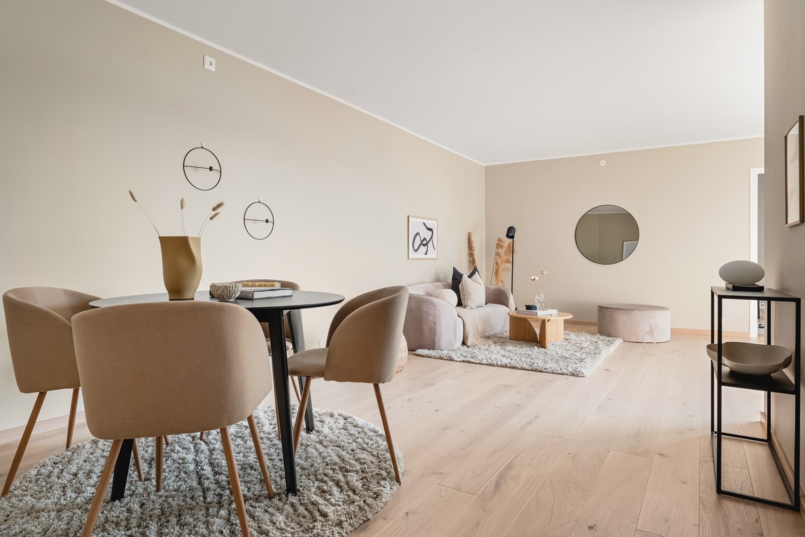 Videre ledes vi inn i boligens stue. Også her er ny enstavs parkett på gulv, nymalte veggflater og nymalt himling. Galleribilde