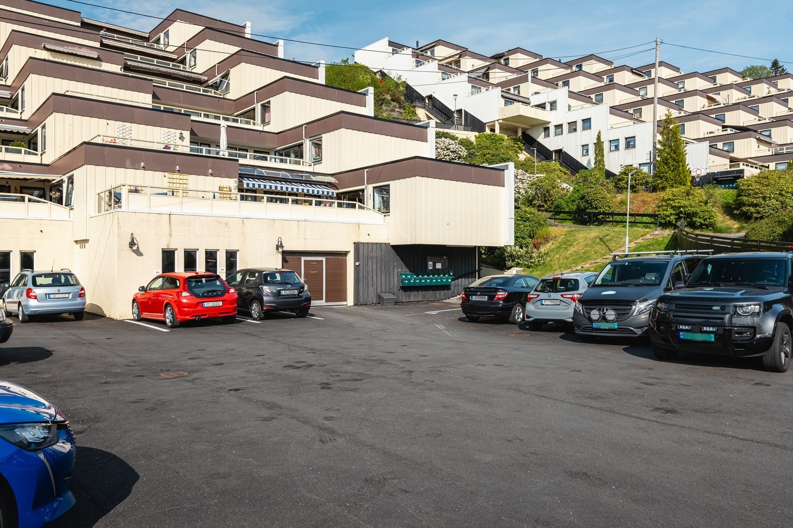 Fast parkeringsplass følger leiligheten. Det er også gjesteparkeringsplasser på borettslagets tomt. Galleribilde