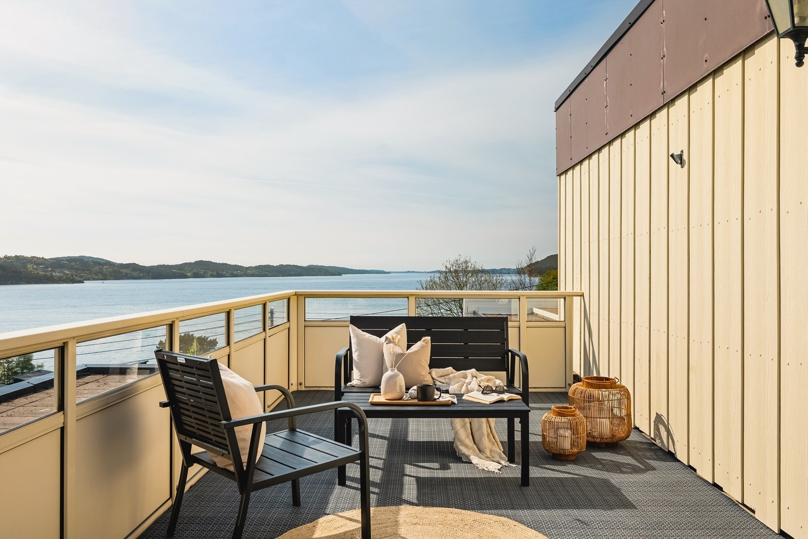 Krembeliggenhet, majestetiske solnedganger, optimale solforhold og sjø så langt øye kan se - superlativene som kan brukes for å beskrive terrassen er mange! Galleribilde