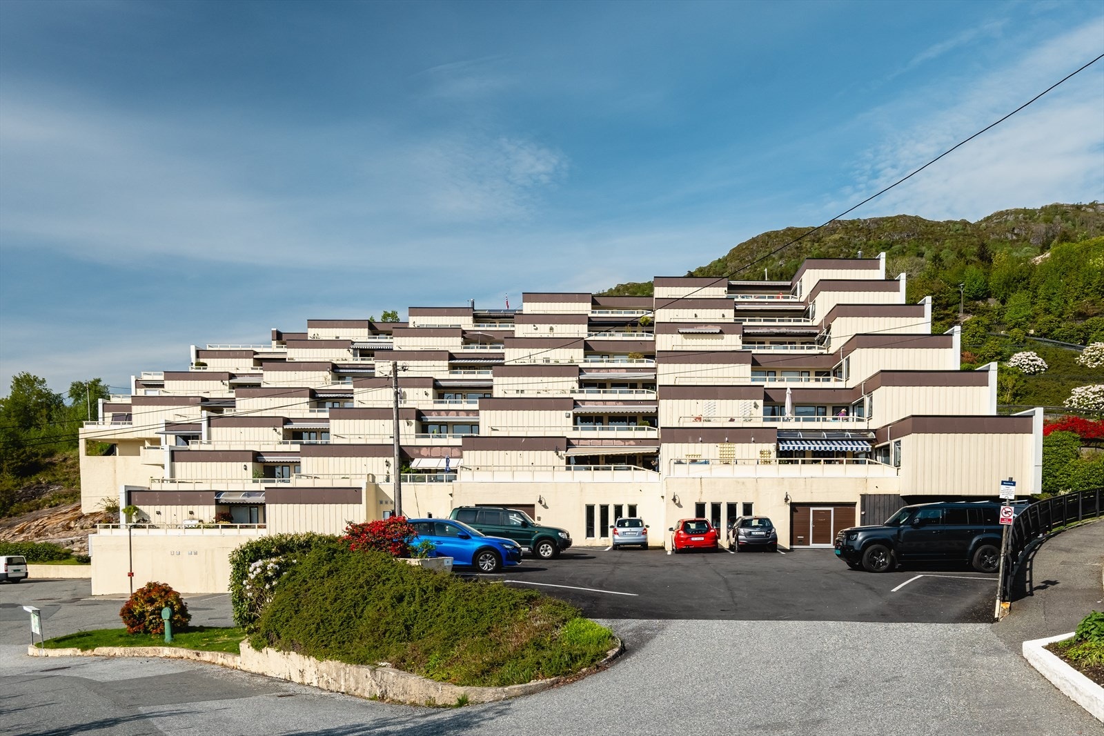 Naustvegen ligger flott plassert i Åsane i et veldrevet, koselig borettslag. Trappefri adkomst fra parkeringsplass til inngangsdør. Galleribilde