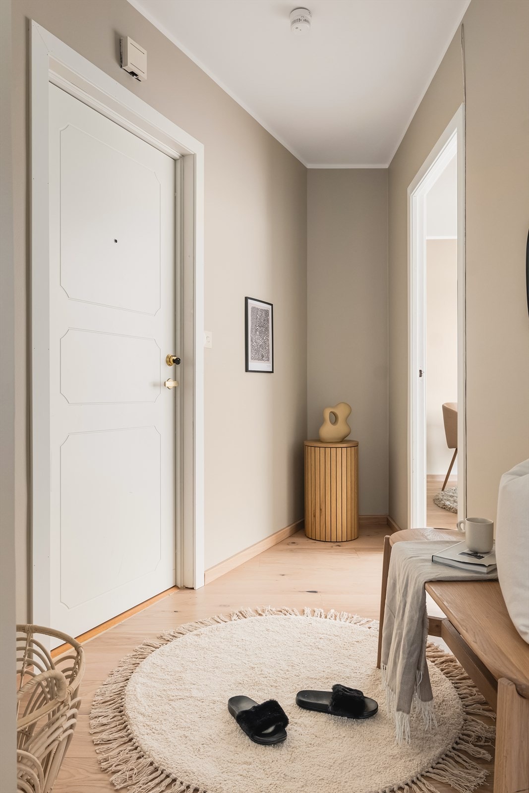 Velkommen inn! Allerede i gangen får man inntrykk av leilighetens flotte kvaliteter og overflater. Galleribilde