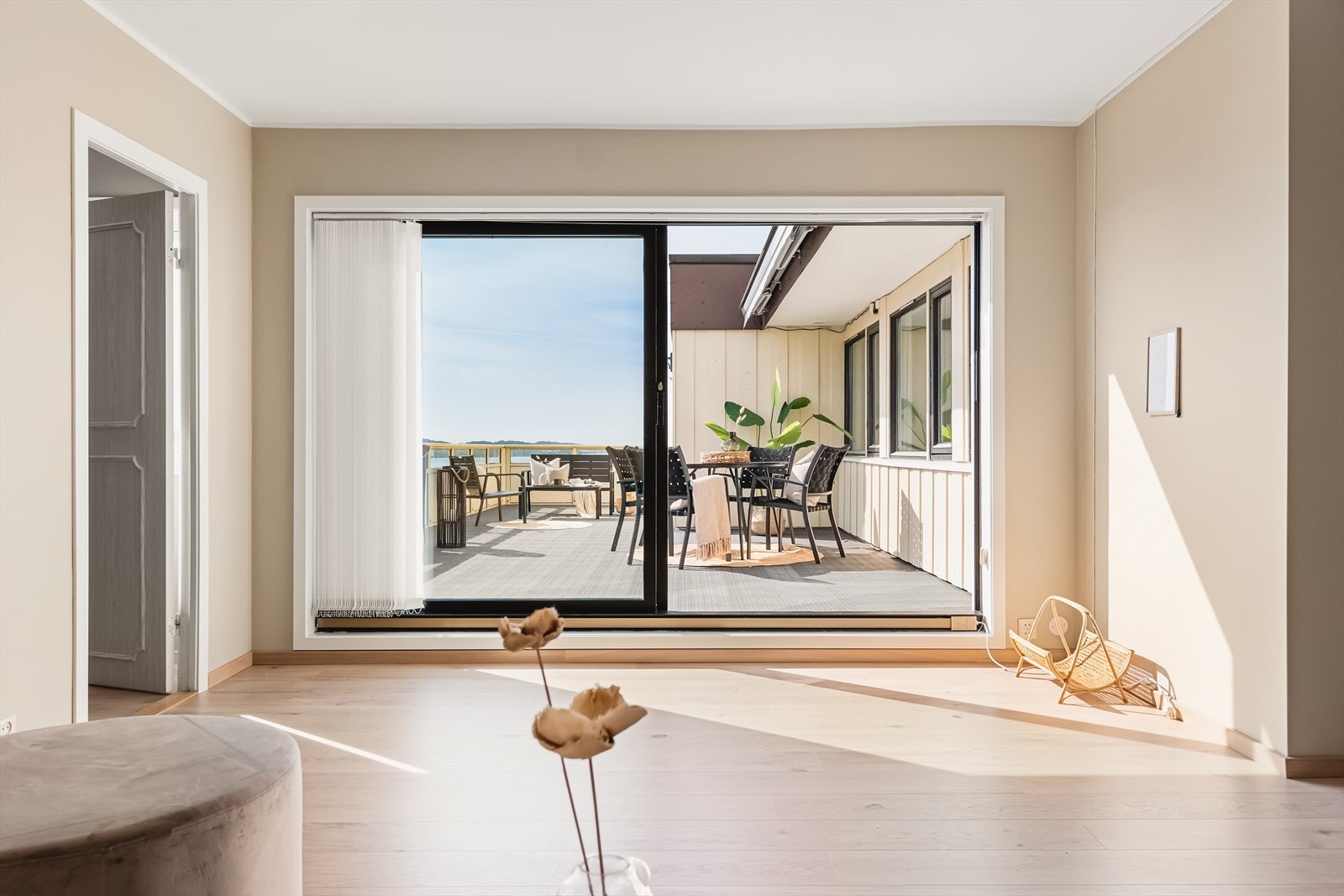 Stor skyvedør i glass leder ut til leilighetens fantastiske terrasse. Galleribilde