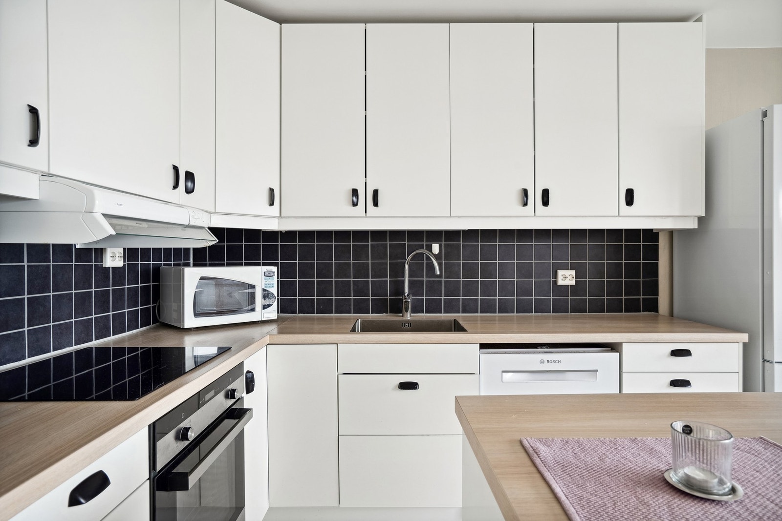 Kjøkken med plass i skuffer og skap Galleribilde