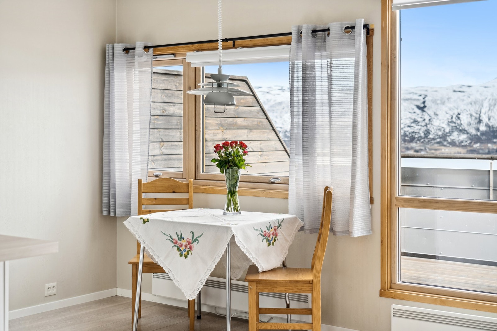 Store vindusflater gir godt med lysinnslipp Galleribilde