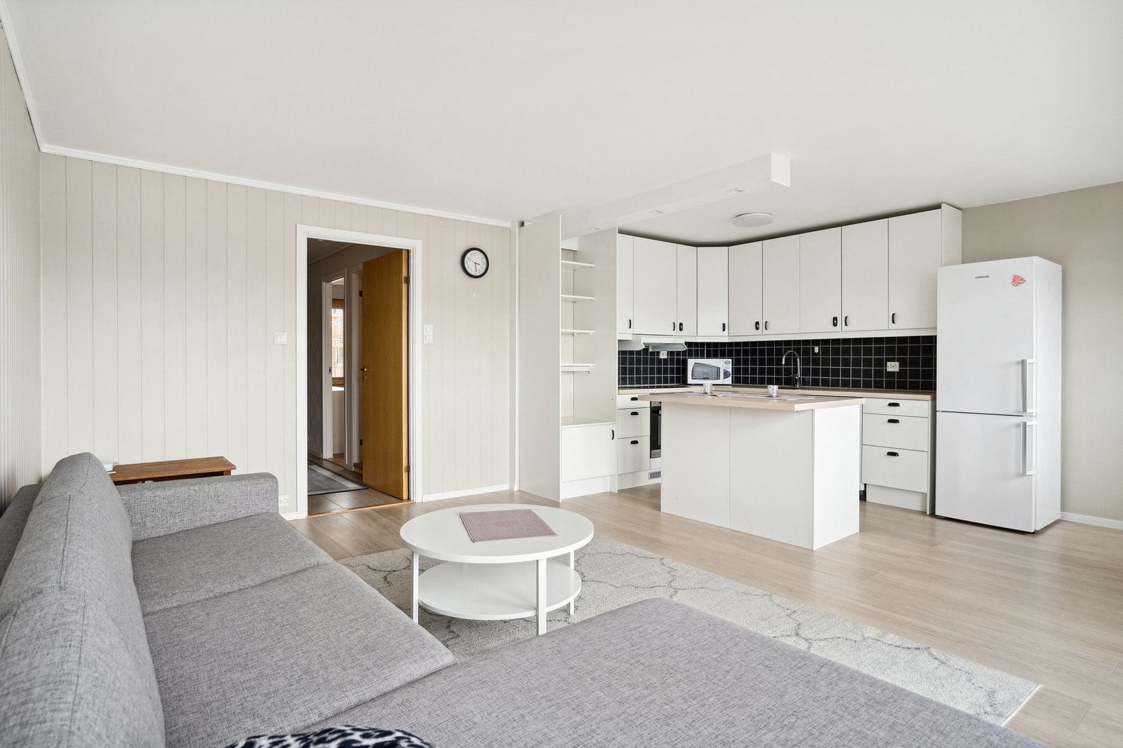 Det åpen løsning mellom stue og kjøkken Galleribilde