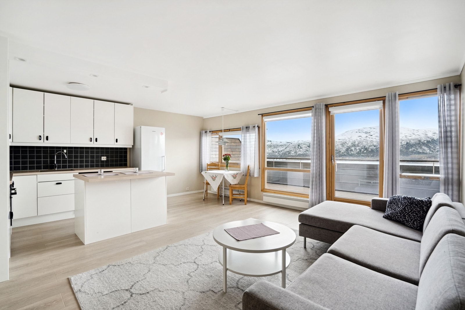 Velkommen til Varden 106- Flott 2-roms leilighet med fantastisk utsikt og parkering. Gangavstand til UNN/ UiT Galleribilde