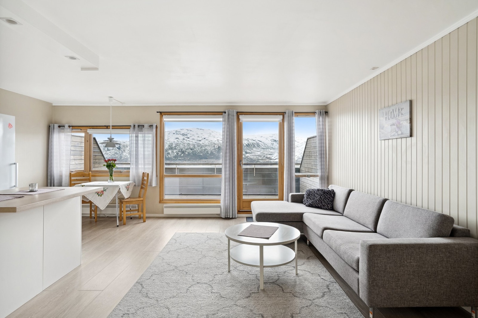Boligen har en god intern beliggenhet med flott utsikt og gode solforhold Galleribilde