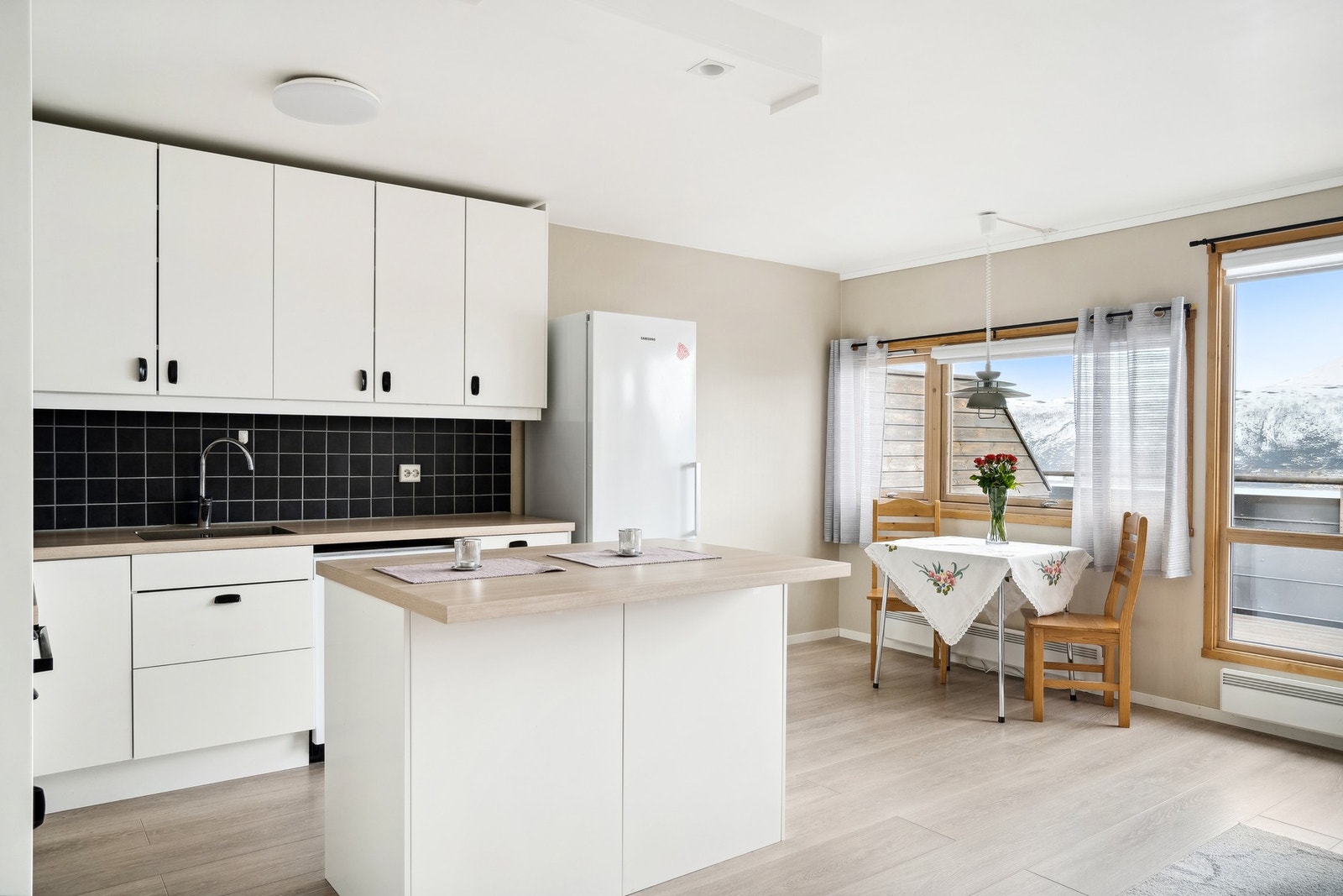 Kjøkken fra 2019 med integrert komfyr. Frittstående oppvaskmaskin medfølger Galleribilde