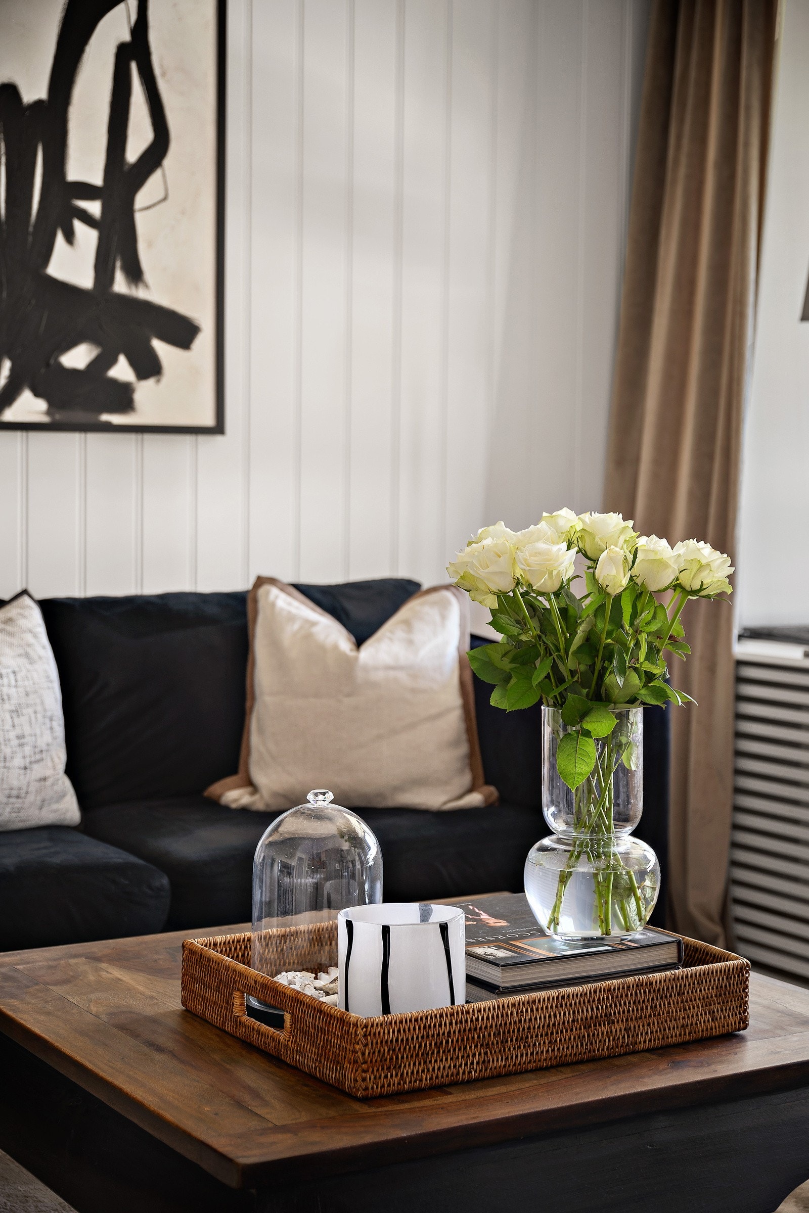 Denne freshe 1-romsen vil du ikke gå glipp av! Boligen er nylig renovert med nye overflater og nytt kjøkken i 2024. I tillegg er det også montert smartbelysning med app-styring. Galleribilde