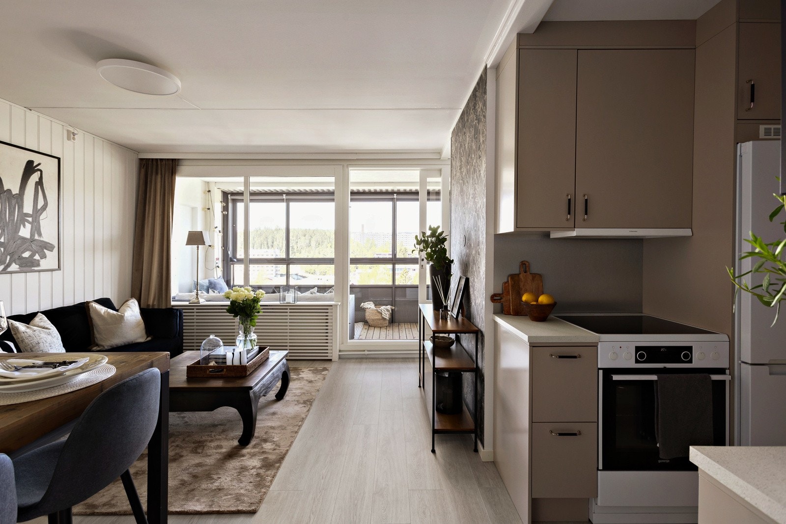 I åpen løsning mot stuen finner du et flott Epoq kjøkken fra 2024, perfekt for å varte opp gjester! Galleribilde