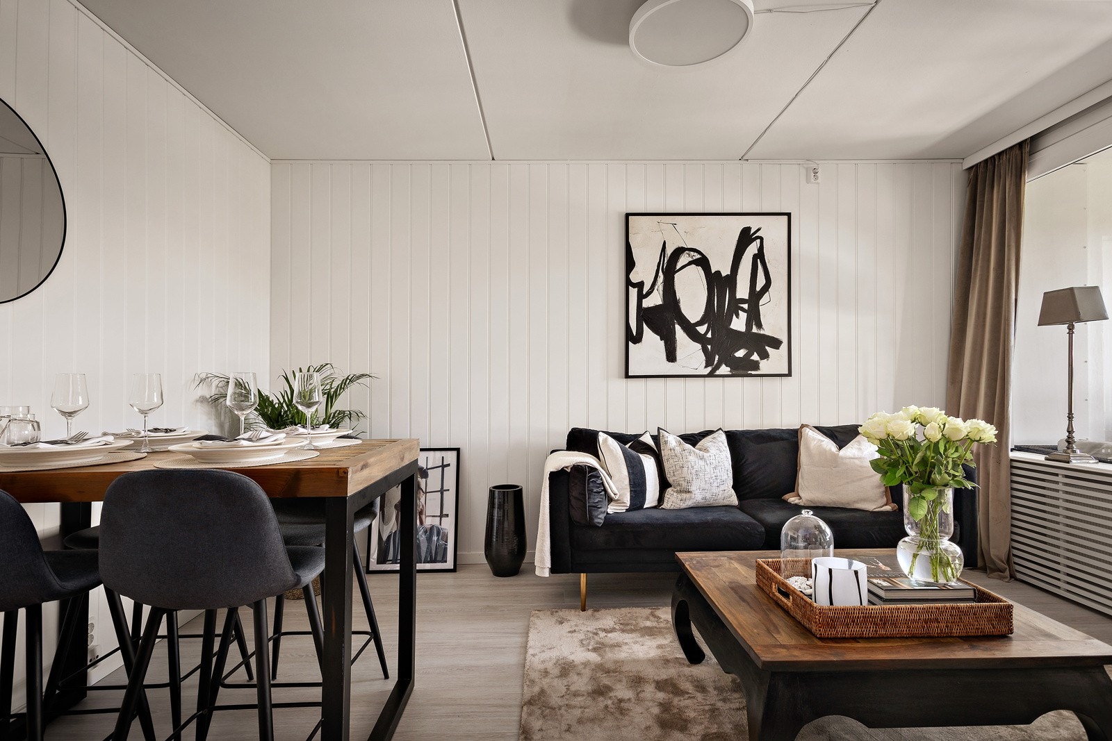 Opplev sjarmen i denne lyse og arealeffektive stuen! Veggene består av en nøytral farge og laminatgulv som skaper et tidløst preg. Galleribilde