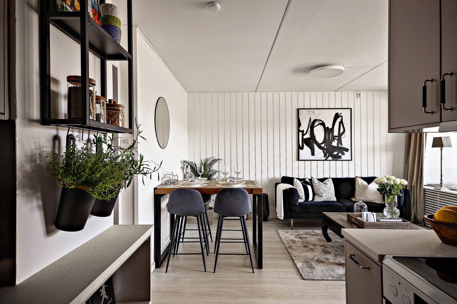 Stuen har naturlige møbleringssoner for både sofagruppe og medievegg - men også spisegruppe! Galleribilde