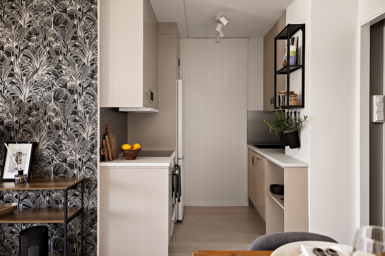 Kjøkkeninnredningen består av slette fronter med laminert benkeplate. Videre er kjøkkenet innredet med integrert kjøleskap m/frys, komfyr og oppvaskmaskin. Det er også kullfilter over kokeplassen. Galleribilde