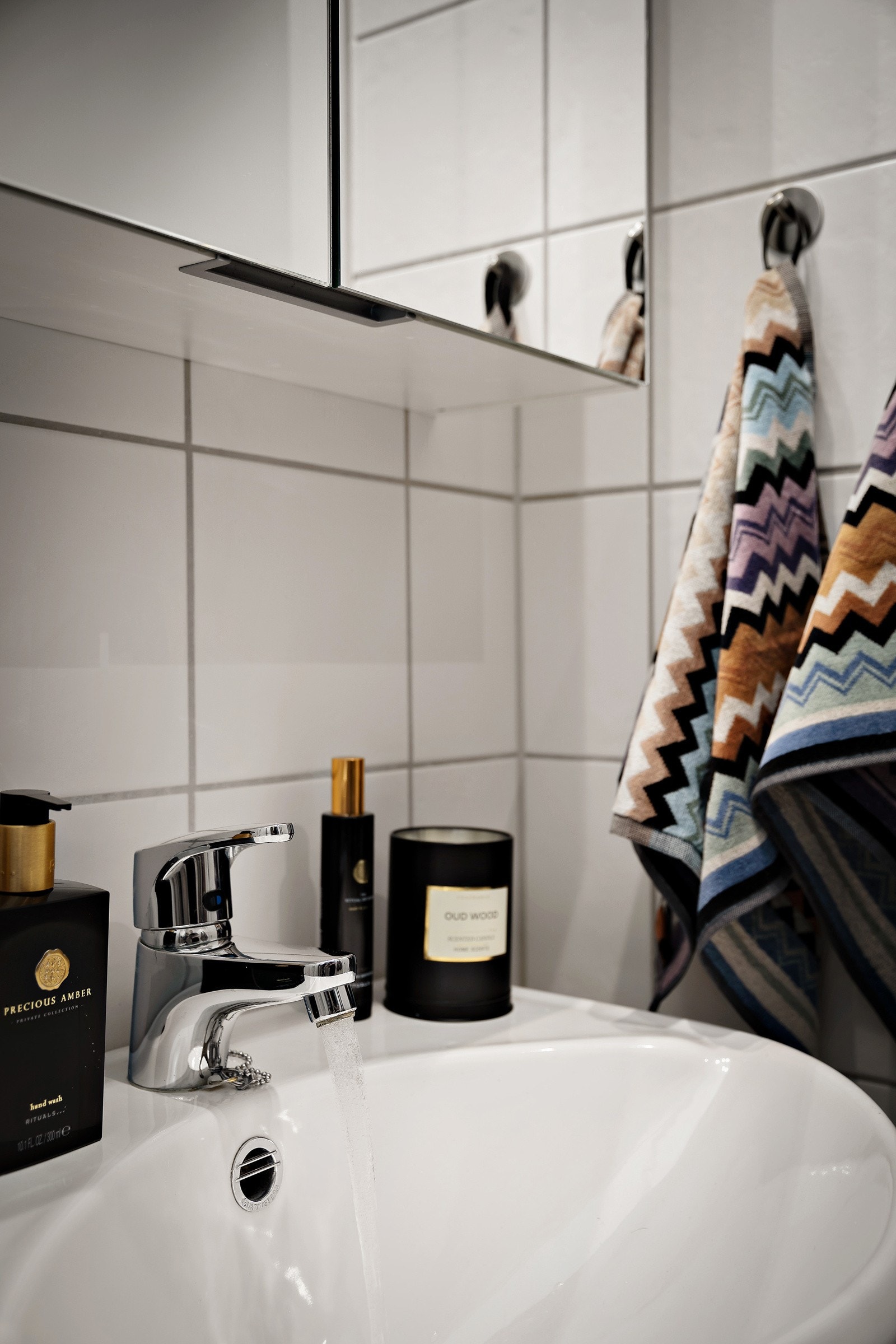 Badet er helflislagt med behagelig varme i gulv. Det er nedsenket himling med downlights og malt flate. Galleribilde