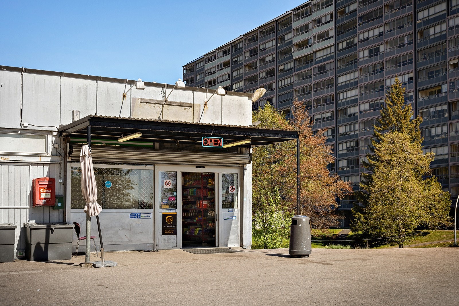 Rett utenfor boligblokken finnes søndagsåpne Tala dagligvare. Her kan man enkelt handle inn til middag dersom man mangler noe. Galleribilde