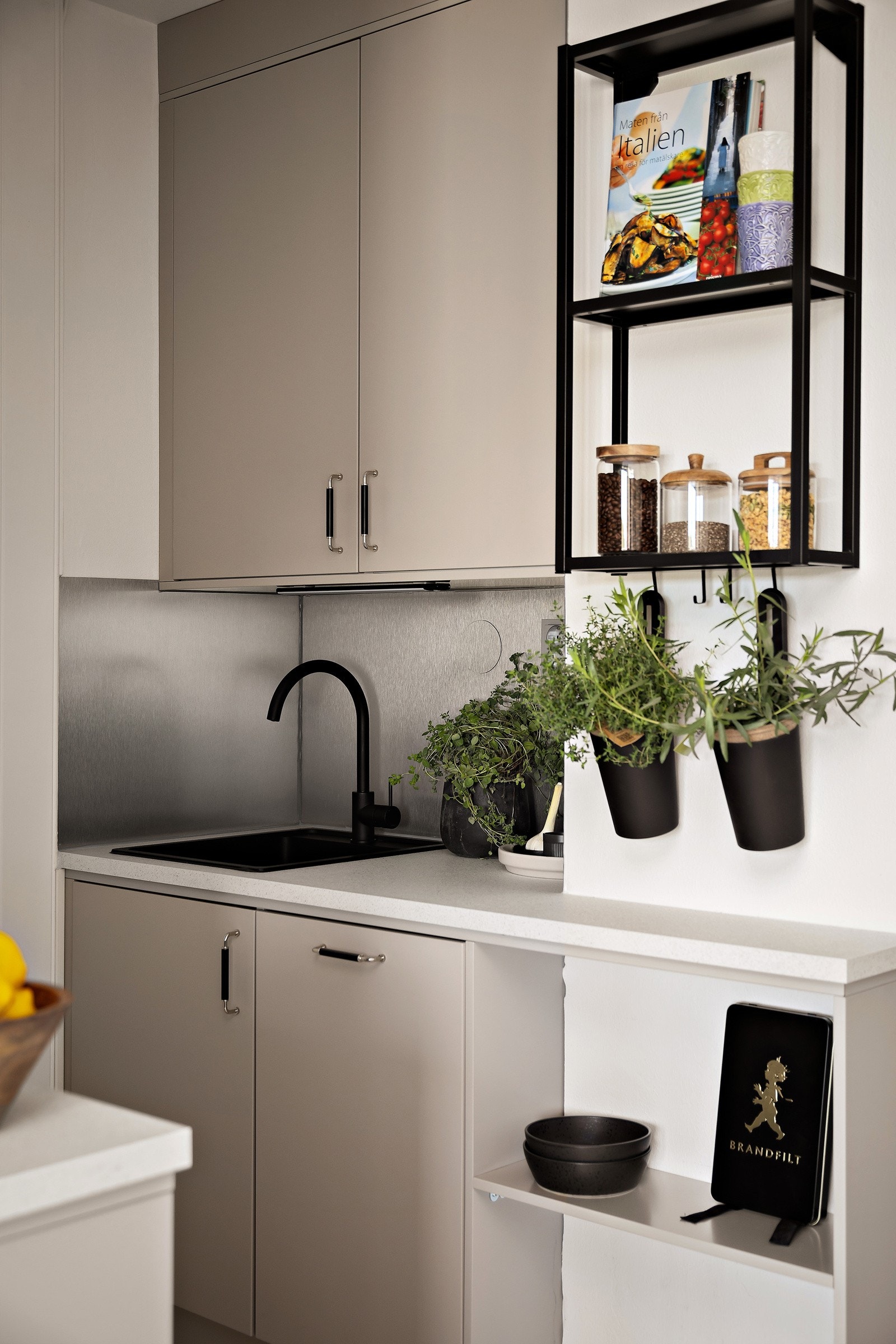 Her får man et smart utformet kjøkken som tilbyr rikelig med skap- og benkeplass for matlaging samt som du får praktiske oppbevarings muligheter av kjøkkenredskaper. Galleribilde