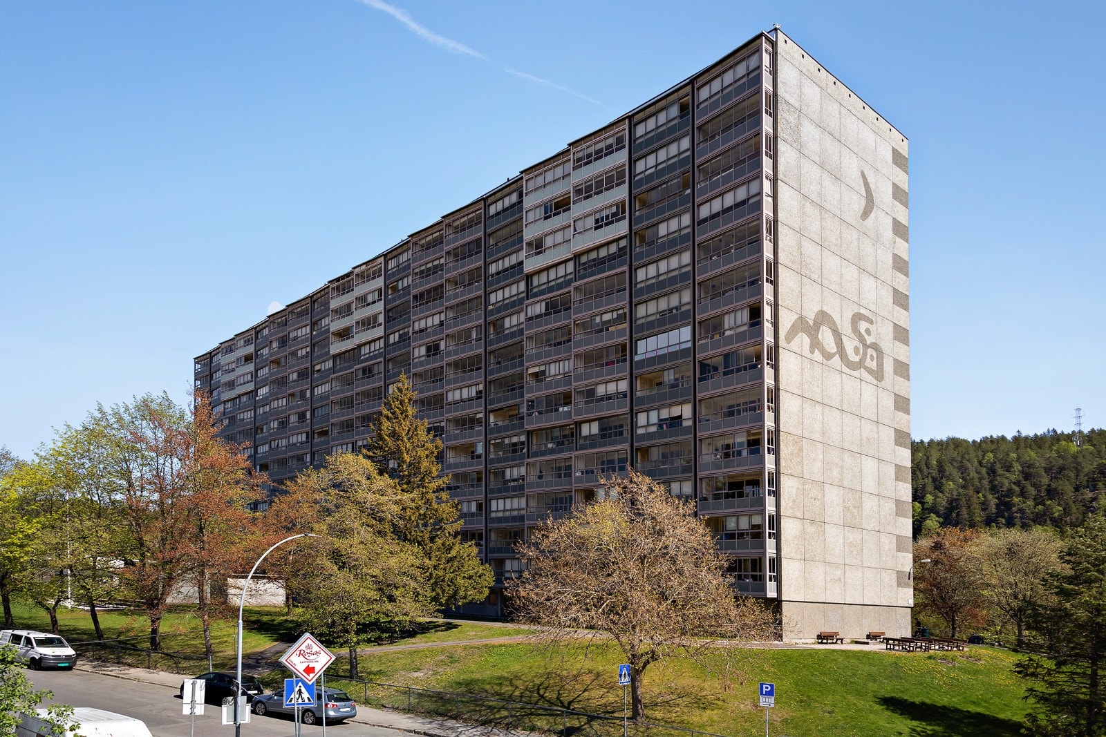 Blokken består av 13. etasjer samt. underetasje. Leiligheten ligger i byggets 12. etasje med heis og trappefri adkomst. Galleribilde