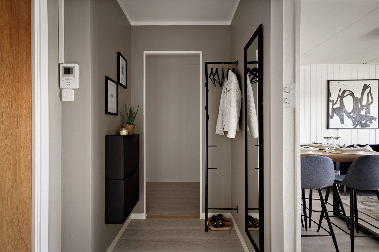 Til venstre for inngangen er det en innvendig bod som kan innredes som f.eks. walk-in-closet eller hjemmekontor, eller bare som en vanlig bod med plass til husholdningsartikler - alt etter eget behov og ønske! Galleribilde