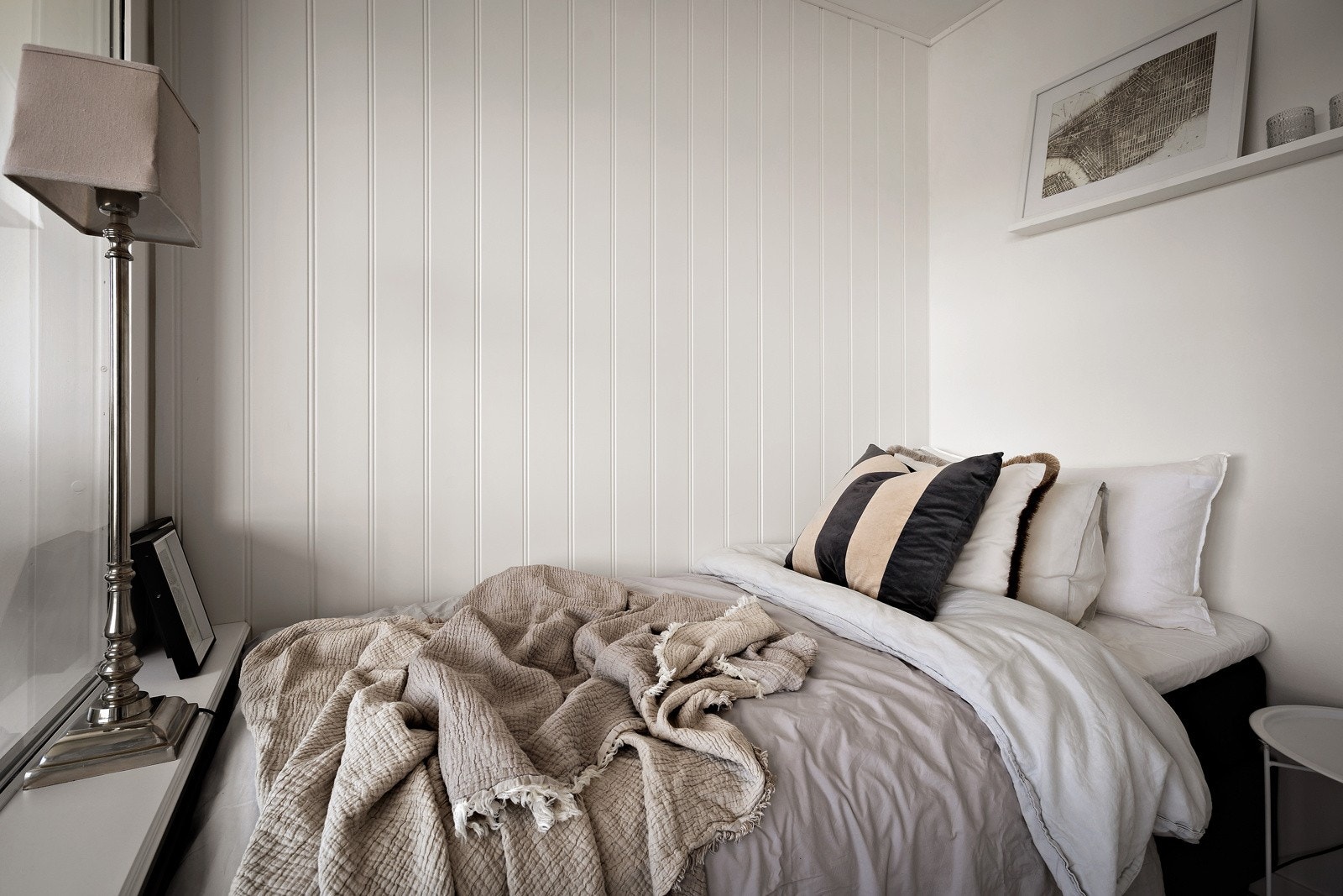 Leiligheten byr på en lun sovealkove med god plass til en stor seng. Galleribilde