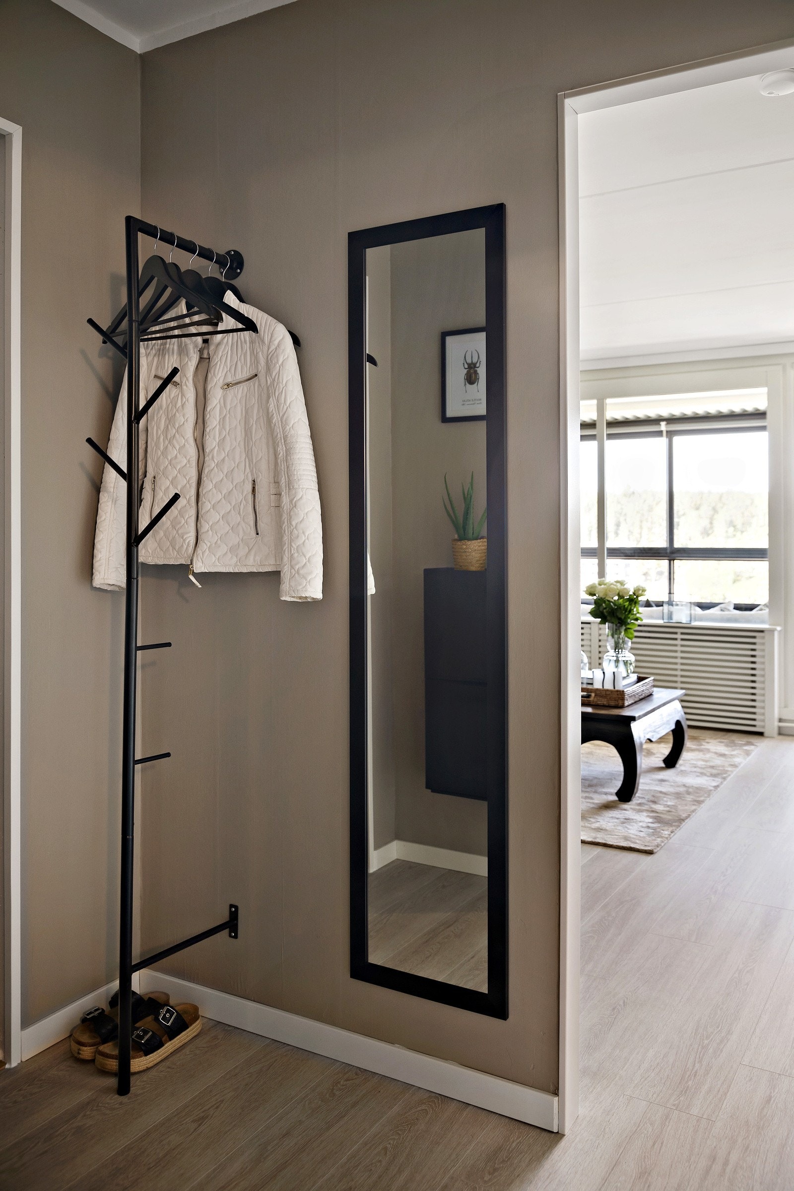 Velkommen inn til ditt nye hjem. Entreen er det første som møter deg når du kommer inn døren. Entreen har god plass til diverse møblement og innredning slik som knagger, skohyller og speil. Galleribilde