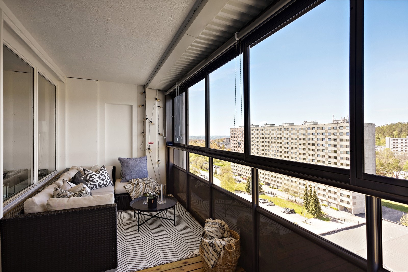 På varme sommerdager blir det naturlig å åpne opp balkongskyvedøren! Fra stuen har du utgang til en innglasset balkong på 11 m². Galleribilde