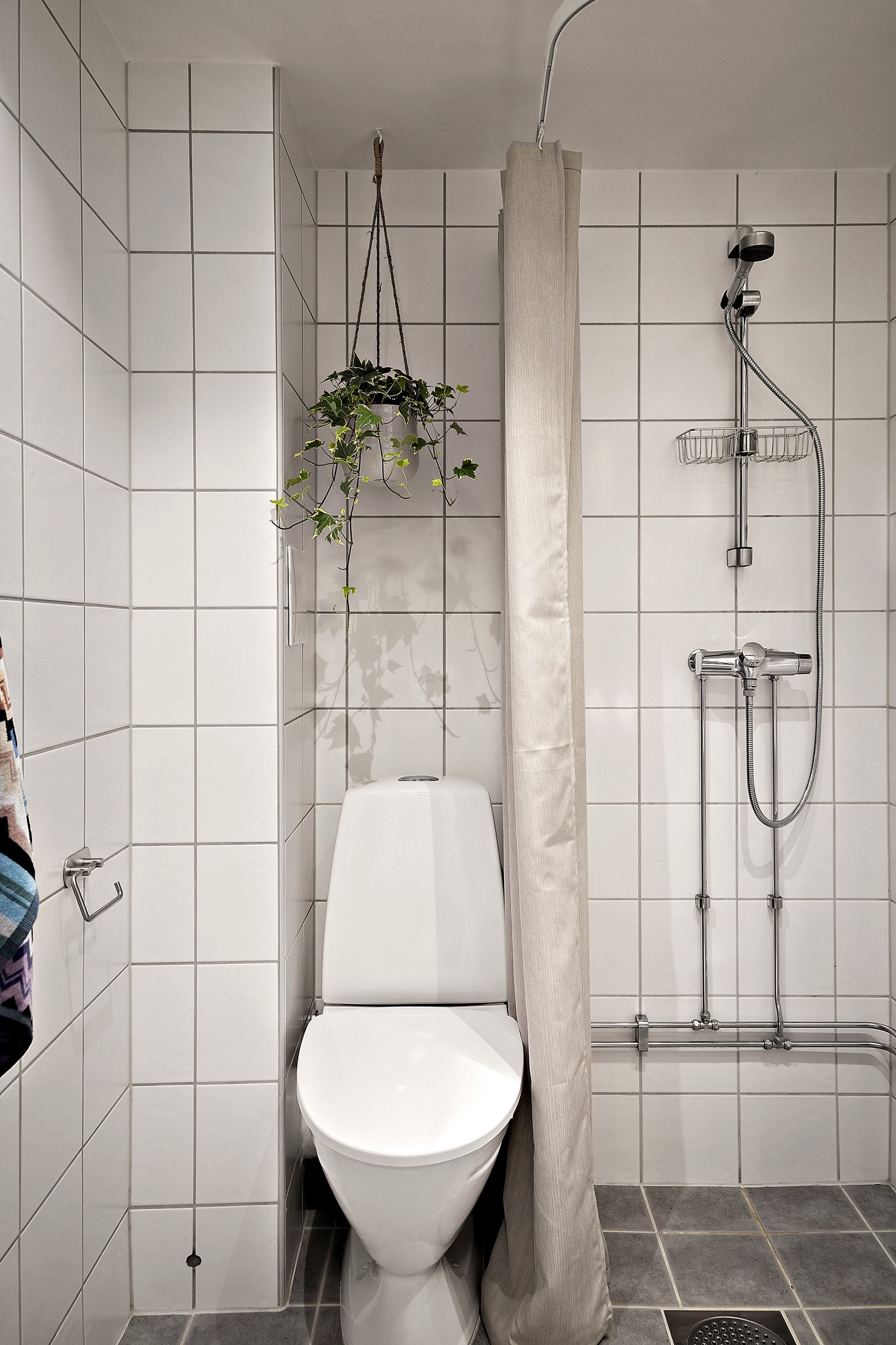 Meget pent flislagt baderom fra 2009 utført i regi av borettslaget! Galleribilde