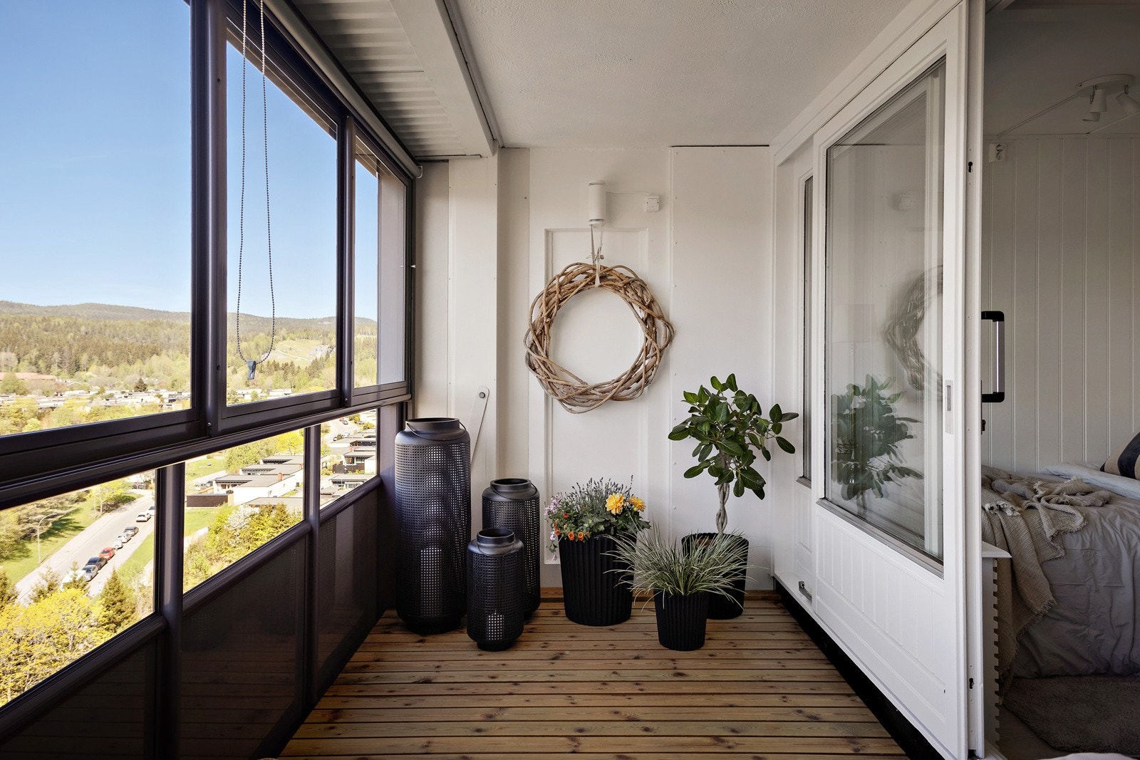 Her har du god plass til en sittegruppe, elektrisk grill og dekorativ beplantning. Galleribilde