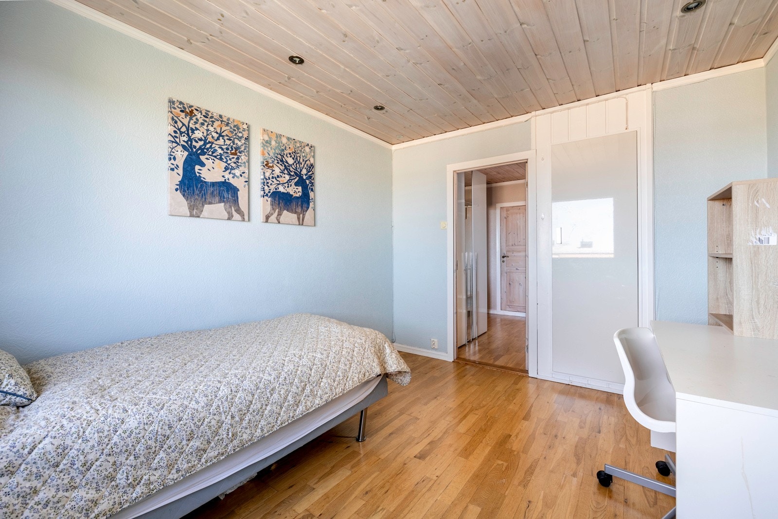 Begge rommene har parkett på gulvet, gråmalte vegger og downlights i himling med hvitlasert panel. Galleribilde