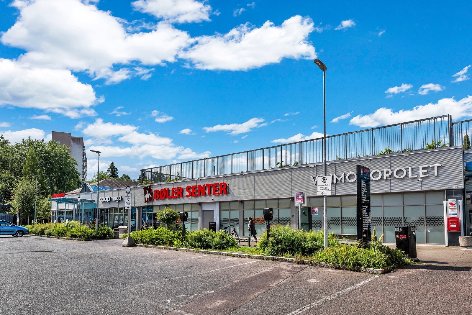 Kort vei til Bøler T-bane og bussholdeplass. Galleribilde