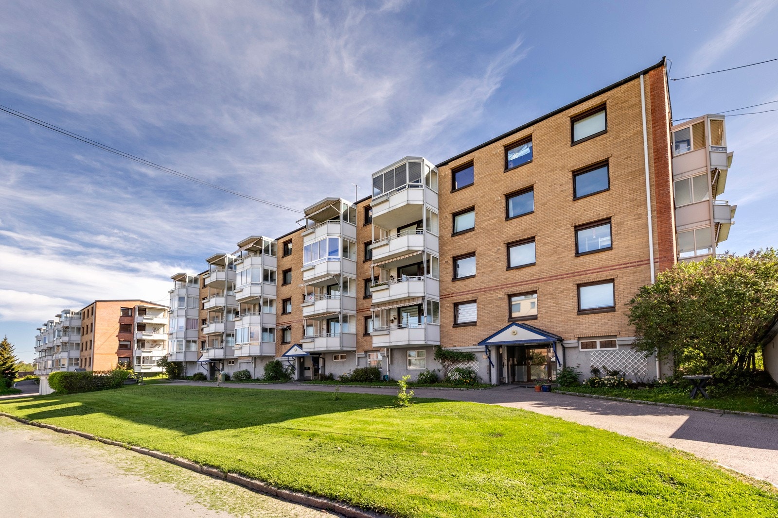 Bølerskrenten 20 er en lys 3-roms andelsleilighet, i fjerde etasje som også er toppetasjen. Galleribilde
