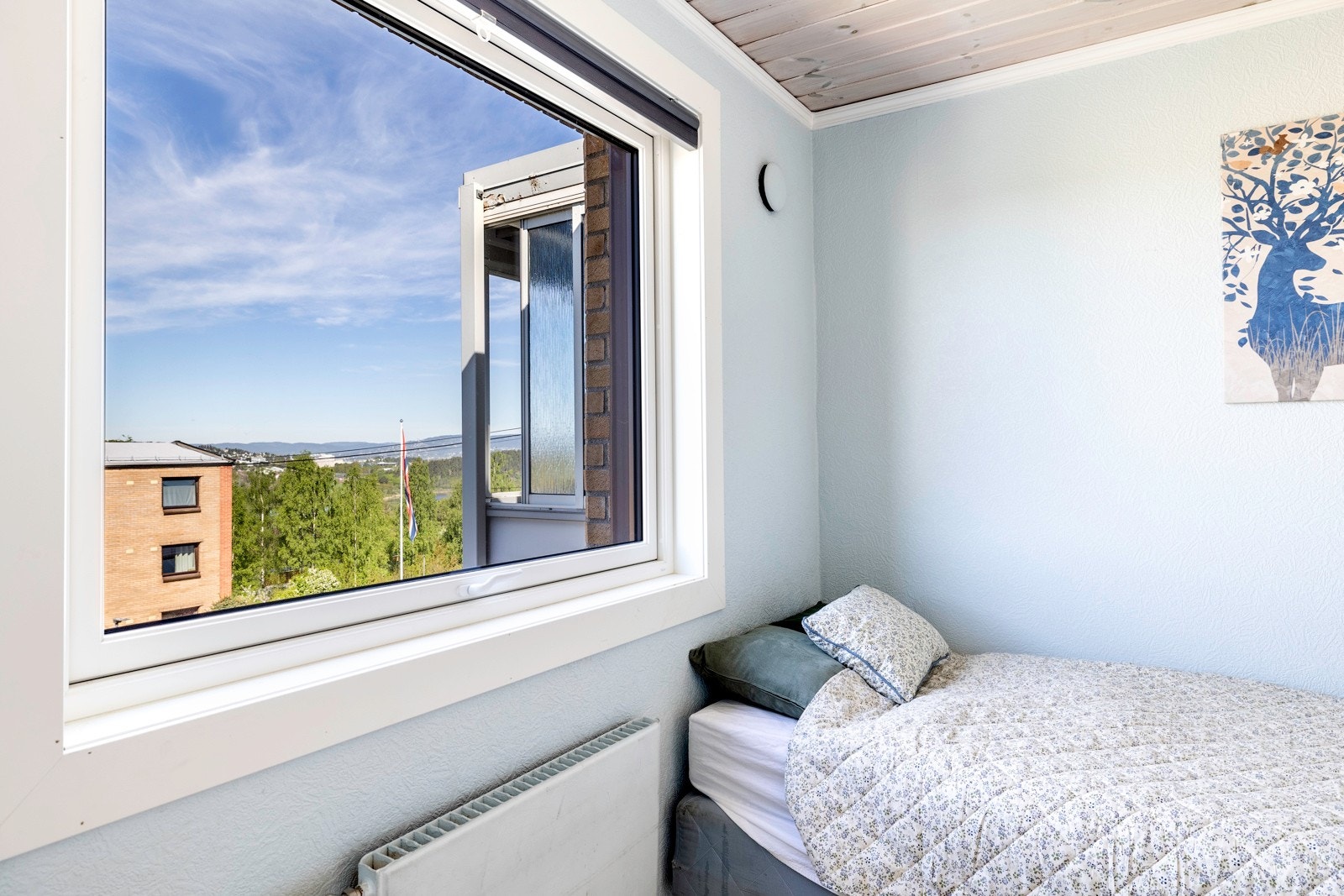 Leiligheten har to soverom, plassert på hver sin side av stuen. Galleribilde