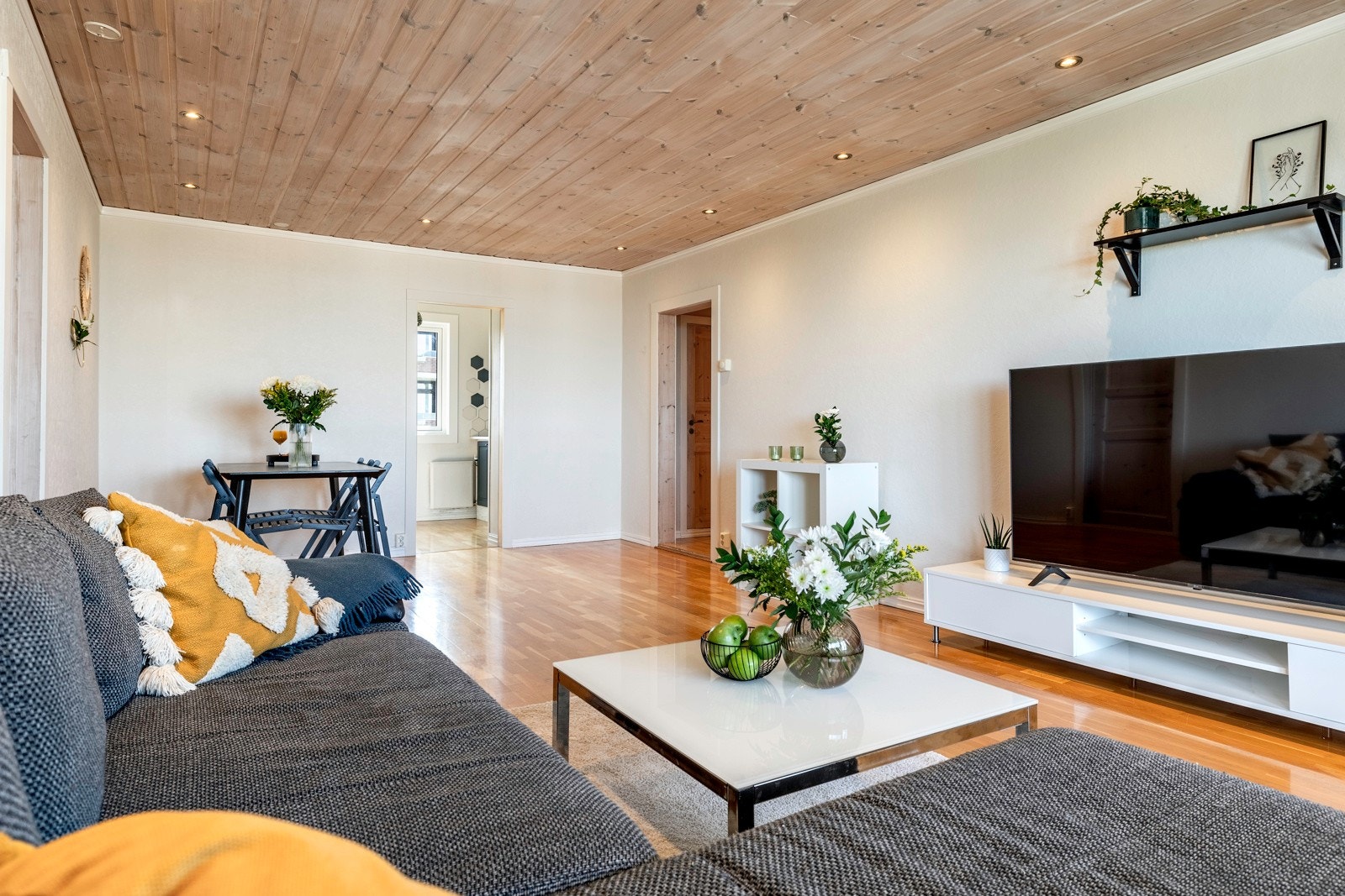 Rommet er avlangt og har god plass til sofagruppe, tv-benk, spisebord og enda litt. Galleribilde