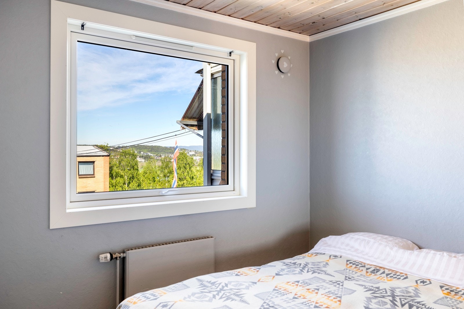 Det er fin utsikt mot Østensjøvannet fra soverommet. Galleribilde