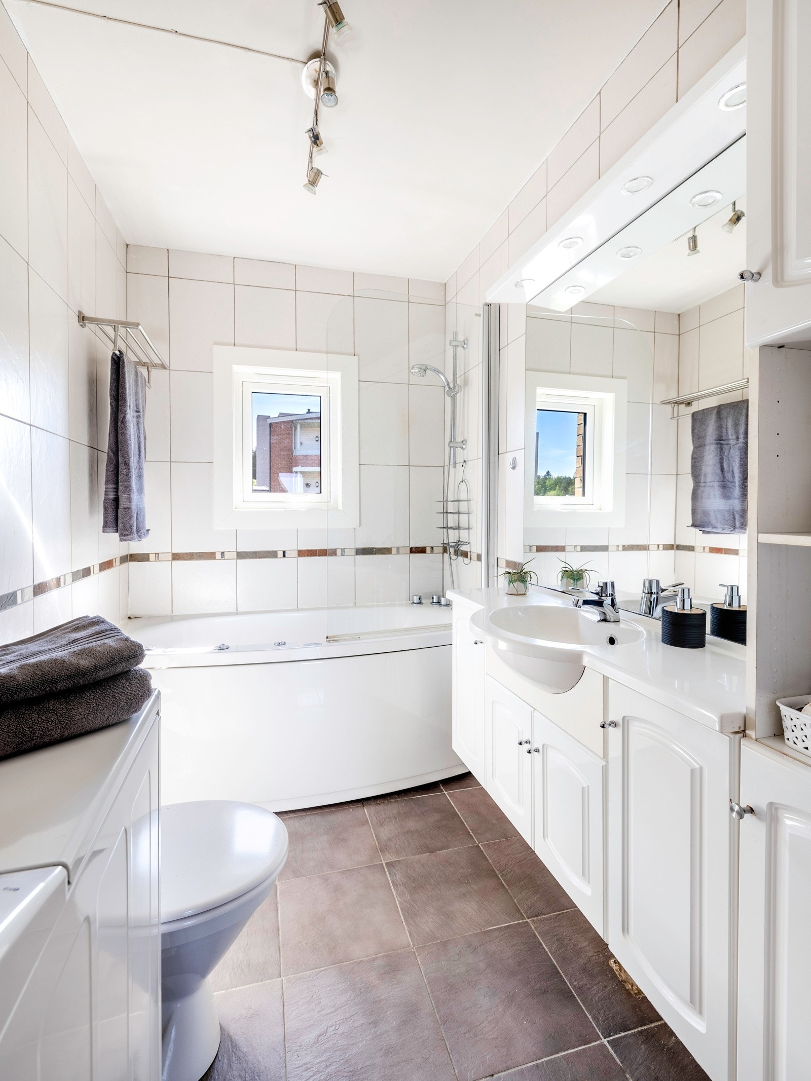 Badet ble oppusset tidlig på 2000-tallet og har en tidstypisk stil med hvite veggfliser oppbrutt av flisebord og fliser på gulvet som matcher borden. Galleribilde